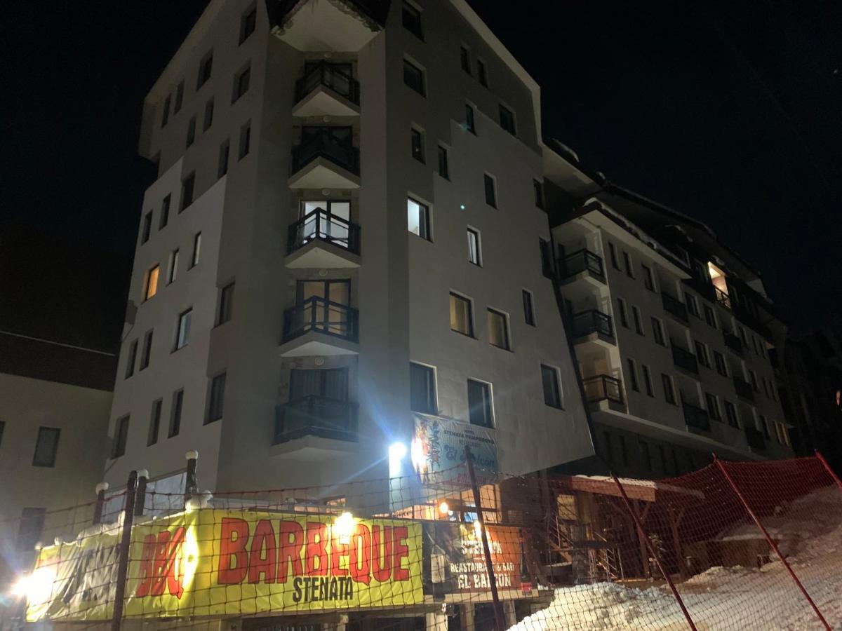 Stenata Huge To Door Apartament